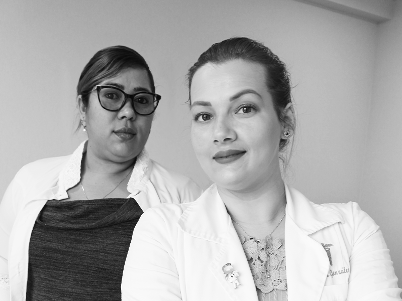 Doctoras del centro médico sonriendo